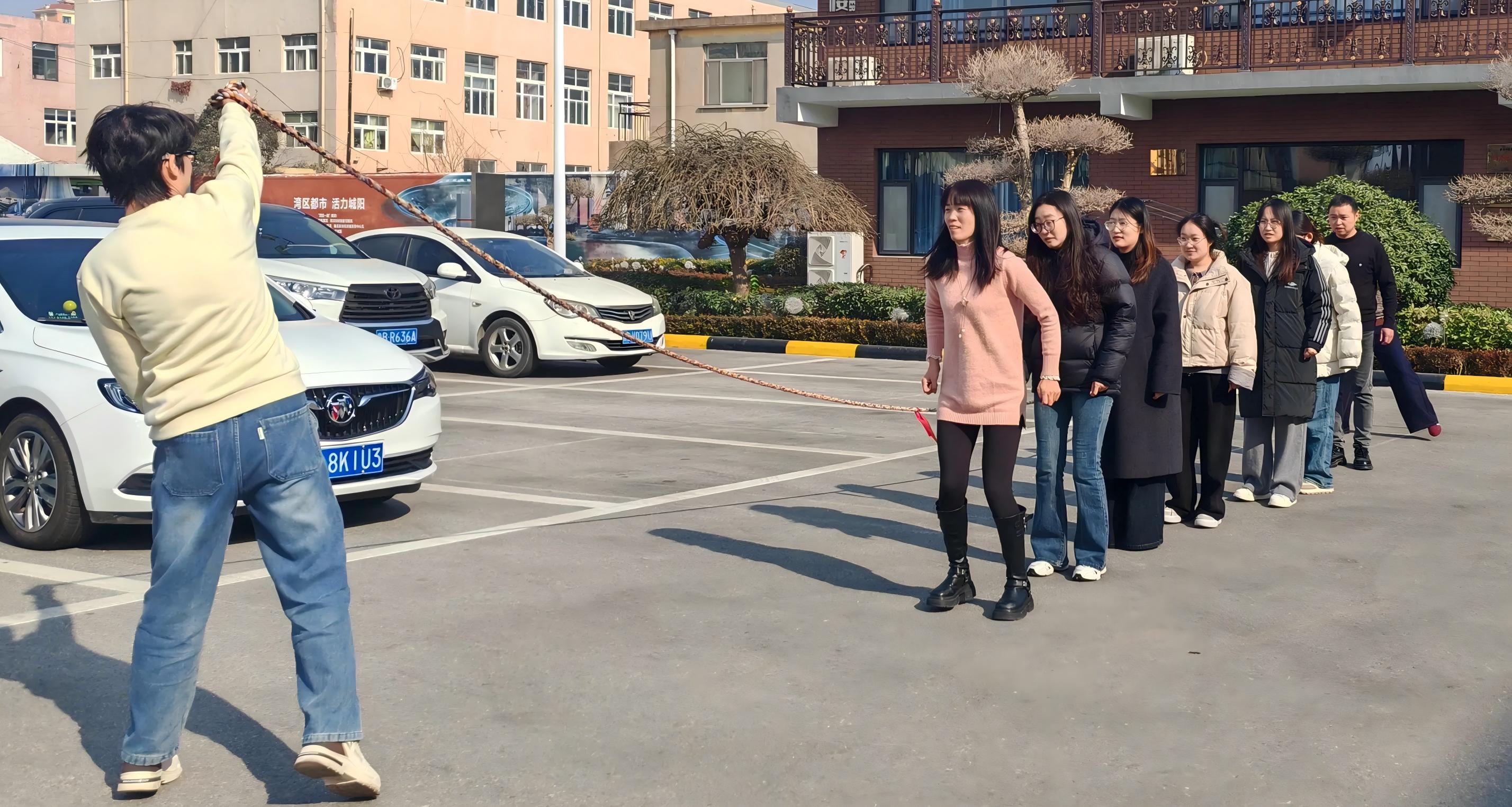 Maotong holder sjov tovtrækning og hoppereb